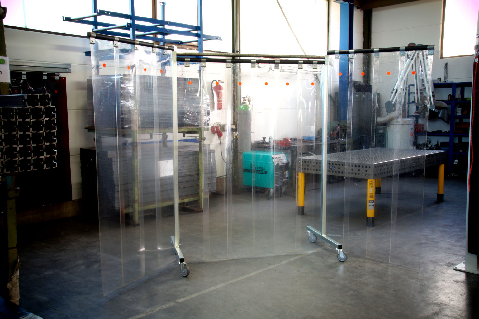 transparente lamellen-schutzwand mobil für schleifarbeiten